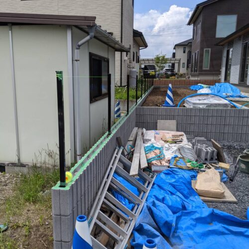 フェンス柱設置です。