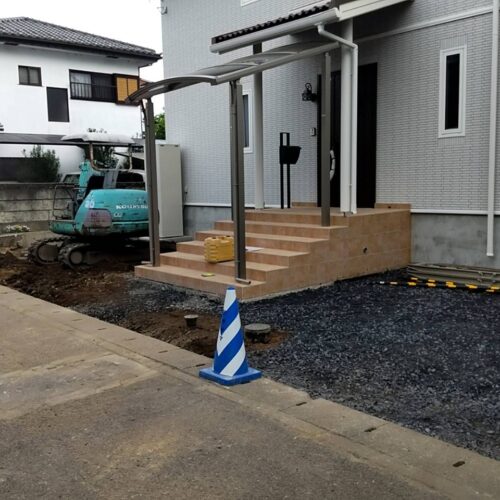 駐車場掘削砕石入れです。