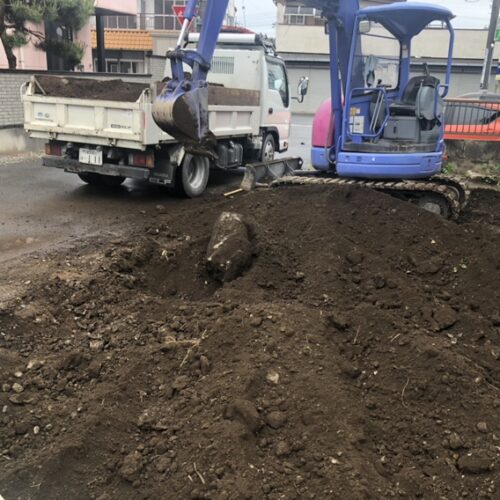 本日より工事着工です。駐車場部分の掘削より作業開始です。