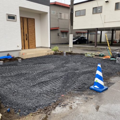 採石入れ作業です。