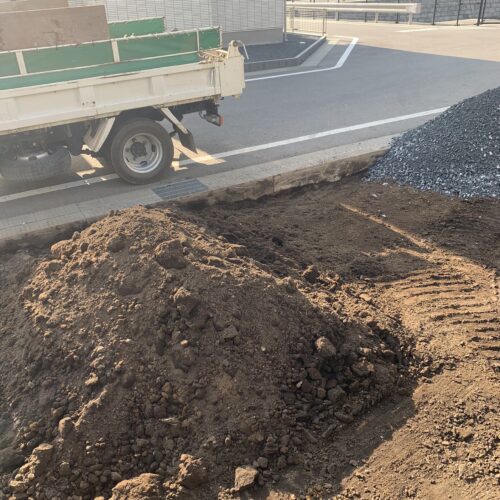 土間の下地掘削、砕石搬入です。