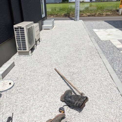 建物周り6号砕石敷きです。