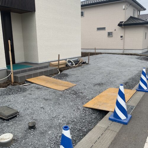 土間コンクリート下地砕石敷き均し転圧です。