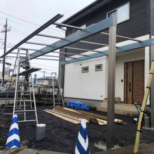 カーポートの建て込み設置作業となります。