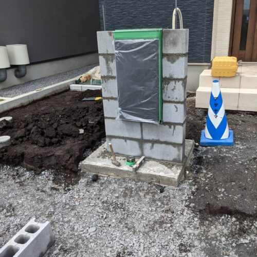 ブロック積みです。