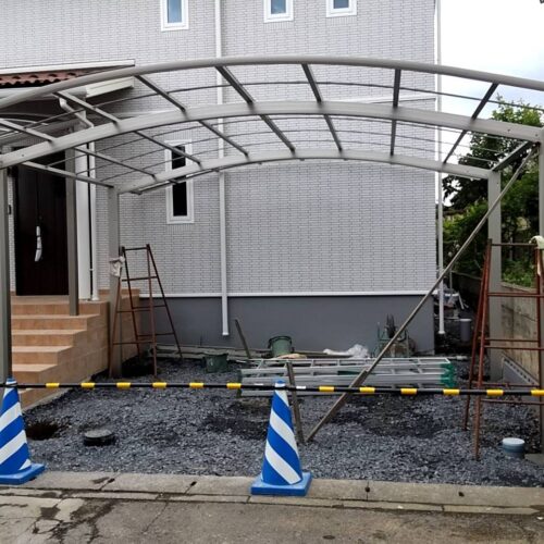 カーポート組み立てです。