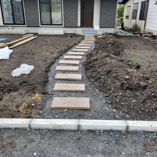 アクシアランバー材の平板敷きの作業仮並べとなります。