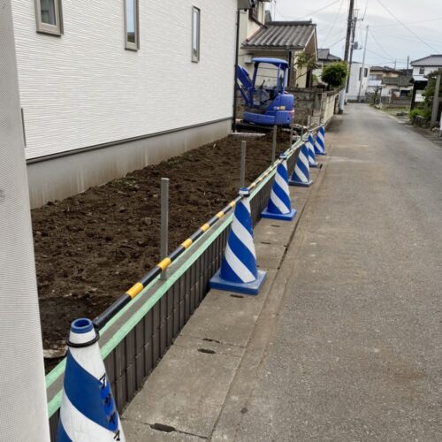 ブロック積みとフェンス柱施工作業です。