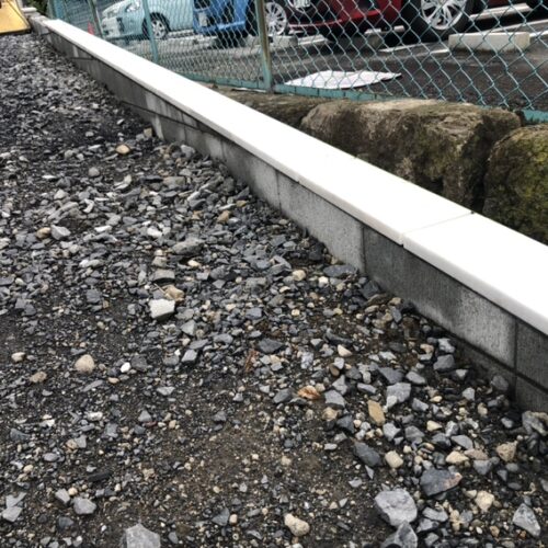 東側境界既存ブロックへの笠木の取り付けとなります。