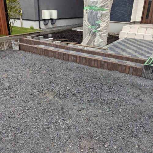 玄関前階段レンガ積みです。