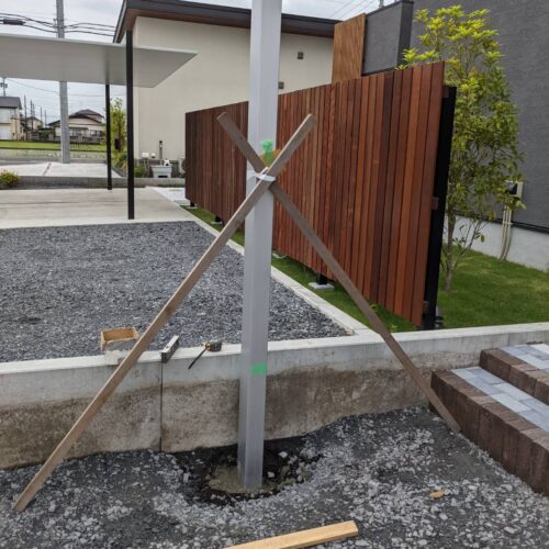 カーポート柱立てです。