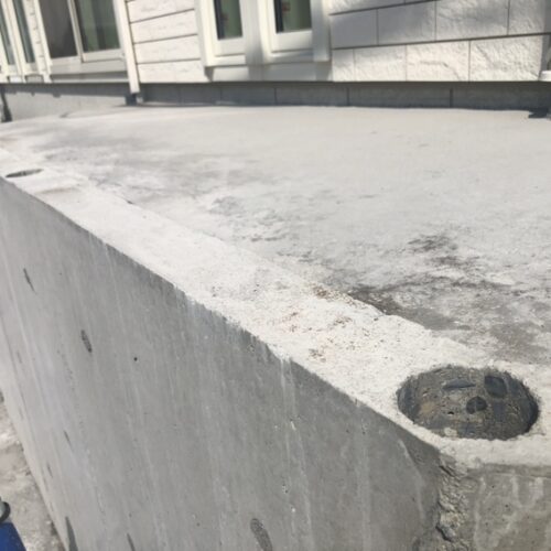 手すりフェンスの柱のコア穴開け作業となります。