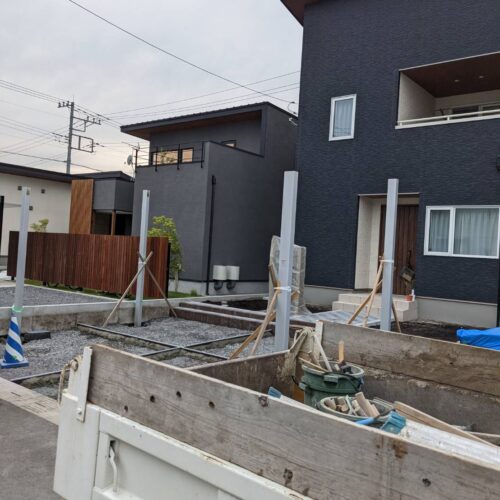 自転車置き場柱建てです。