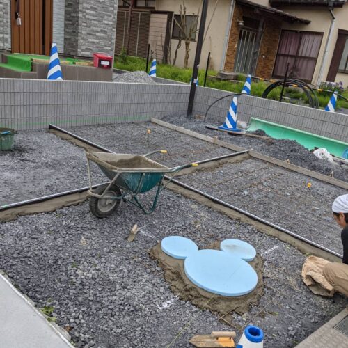 土間伸縮目地設置です。