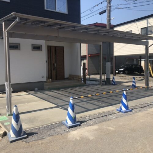駐車場の土間コンクリートの養生となります。