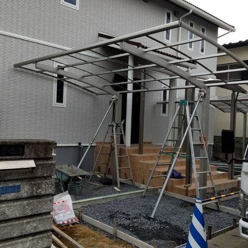 カーポート組み立てです。