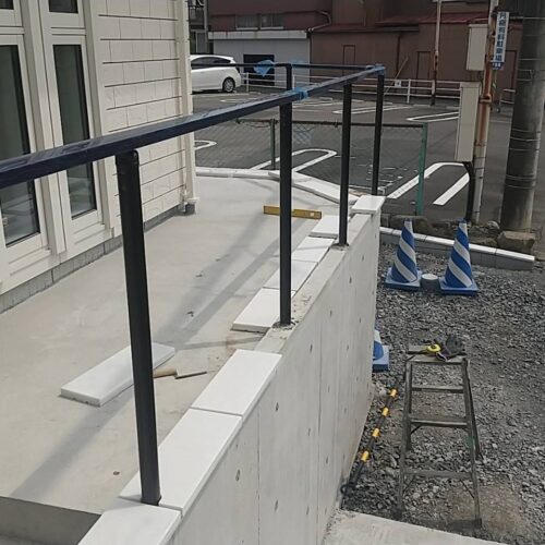 手すりフェンスの柱の建て込み及び笠木の設置となります。