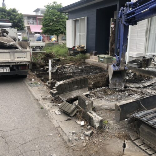 本日より工事着工となり伐採抜根と既存のブロックの解体及びコンクリートの撤去作業となります。