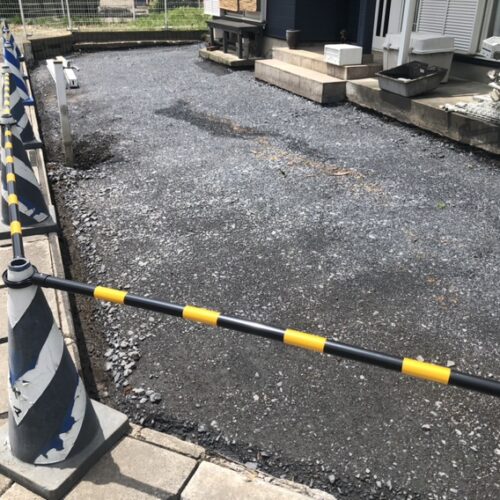 駐車場部分の砕石入れ作業となります。