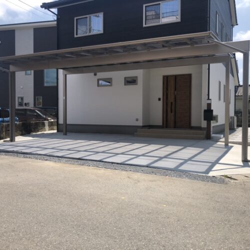 駐車場の土間コンクリートの養生完了です。