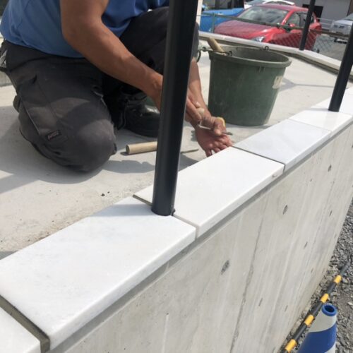 笠木の目地入れ作業です。