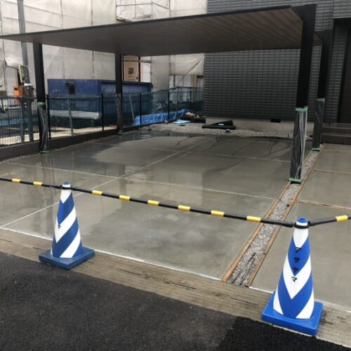 駐車場の土間コンクリートの養生となります。