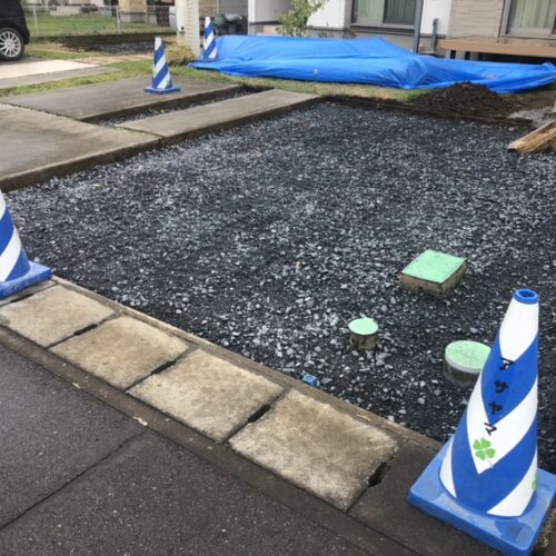 砕石敷き込み完了となります。
