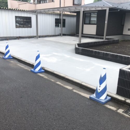 駐車場の土間コンクリートの養生となります。明日は芝張り作業の予定となります。