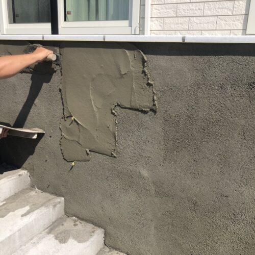 壁タイル張りの下地左官塗り作業となります。