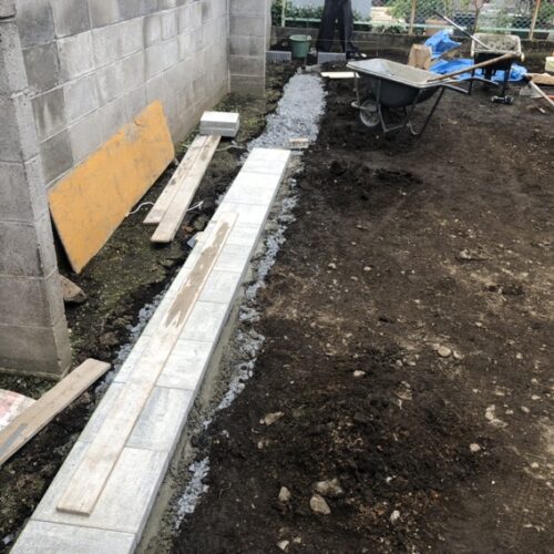 お庭側の平板敷き及びブロック積み作業となります。