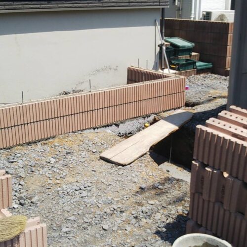 ブロック積みです。