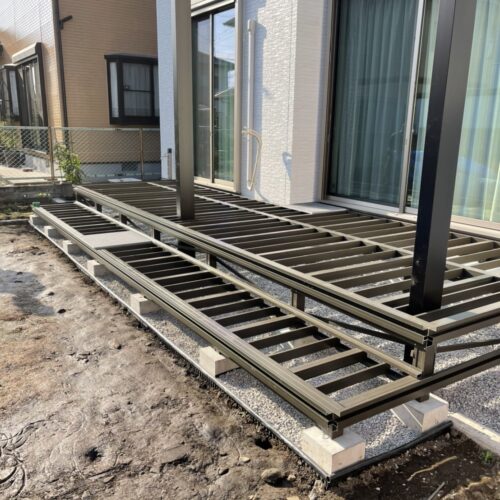 ウッドデッキ組立です。