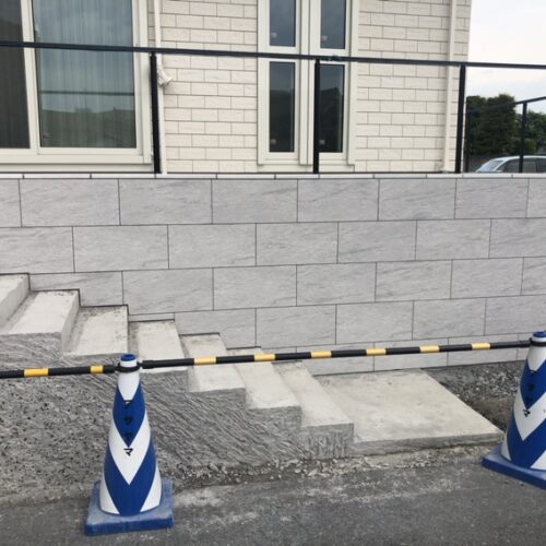 タイル張り作業となります。