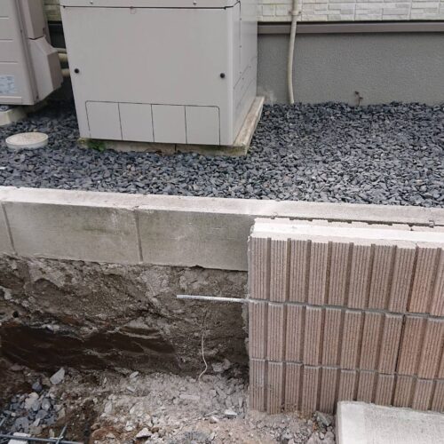 既存ブロック一部解体及びベース配筋です。