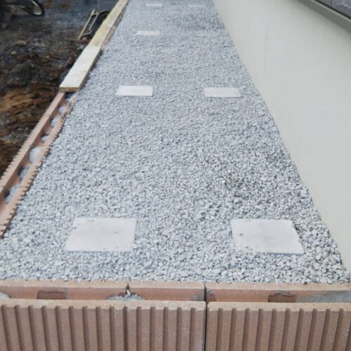 6号砕石敷きです。