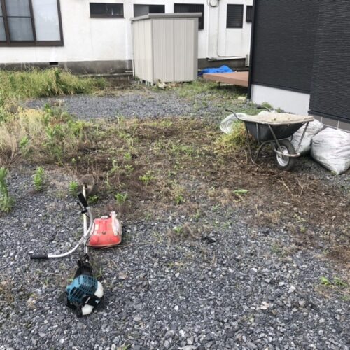 本日より工事着工です。まずは除草作業より作業開始です。