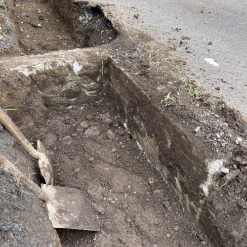 ブロック部分の掘削中に既存の基礎が出て参りました。これより解体撤去作業の開始です。