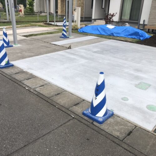 駐車場の土間コンクリートの養生となります。