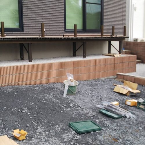 ウッドデッキのフェンス取り付けです。