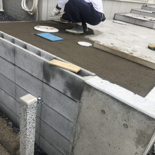 本日も床タイル張り作業となります。曇り空のはっきりとしないお天気が続きますがタイル張り作業の方は順調に進んでおります。