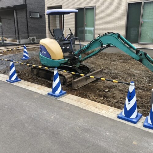 駐車場部分の掘削作業となります。