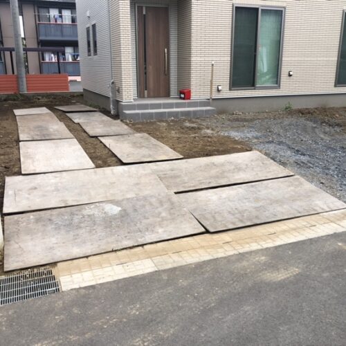 外構工事作業中ですが本日はお客様のお引越しとなります。搬入通路を確保してお車の出入りの準備完了です。