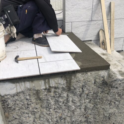 階段タイル張り作業となります。