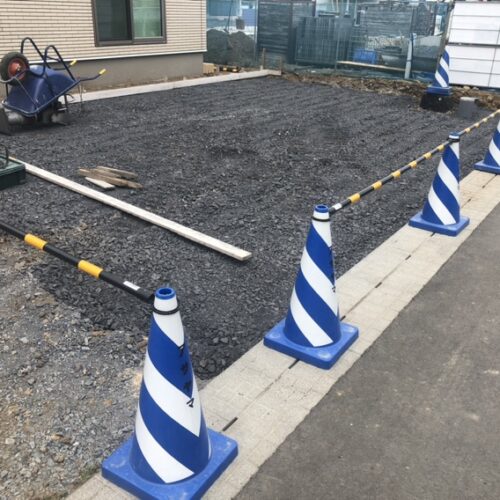 駐車場のカーポート側の掘削及び砕石入れ作業となります。