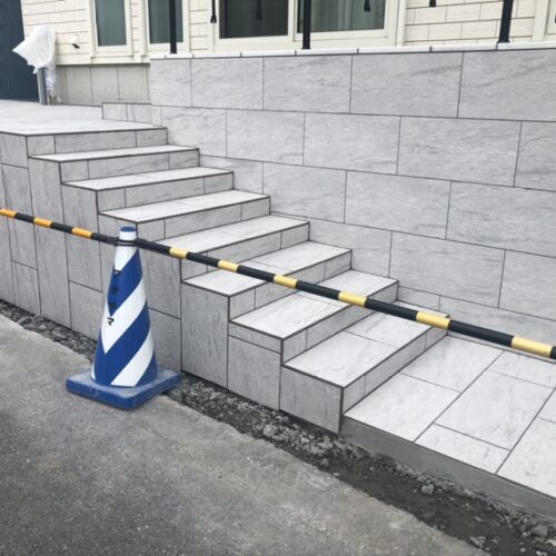 階段タイル張り作業完了です。