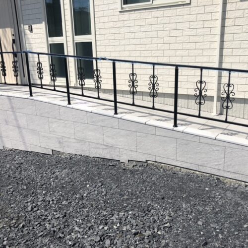 手摺りフェンスの取り付けとなります。