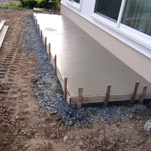 デッキ下の土間コンクリート打設です。