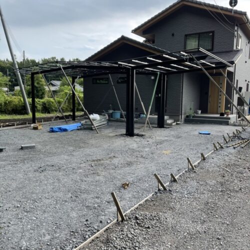 カーポート組み立て状況です。後日カーポートの屋根貼り作業となります。