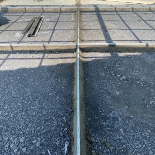 駐車場土間コンクリートの伸縮目地の施工です。