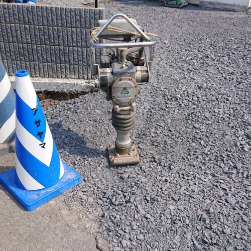 砕石転圧です。